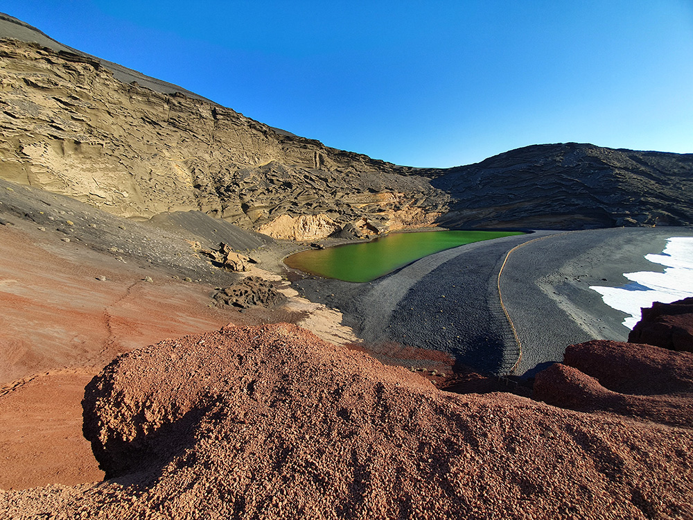 Vulkanlandschaft mit Lagune auf Lanzarote