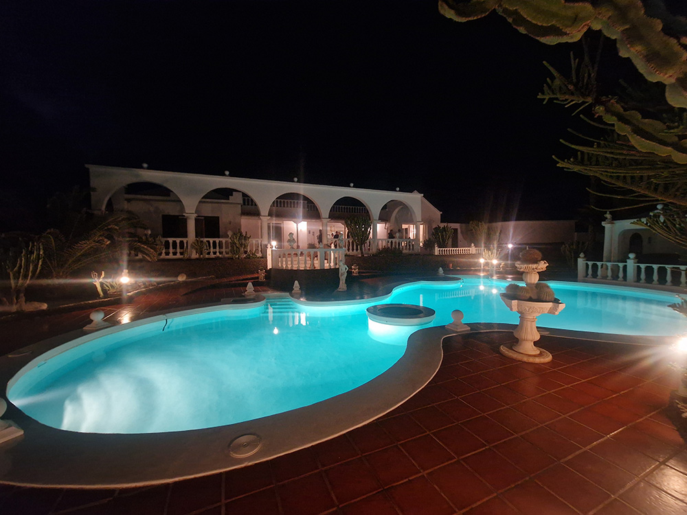 Pool bei Nacht