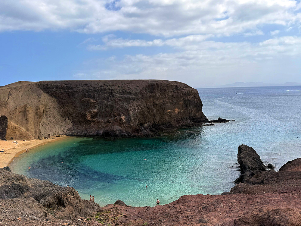 Bucht von Papagayo mit klarem Wasser