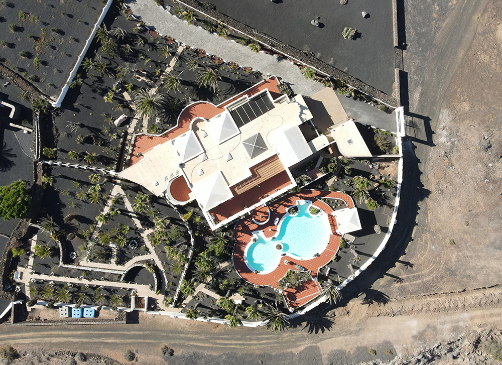 Drohnenaufnahme der Villa von oben