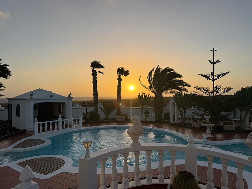 Sonnenaufgang über dem Poolbereich